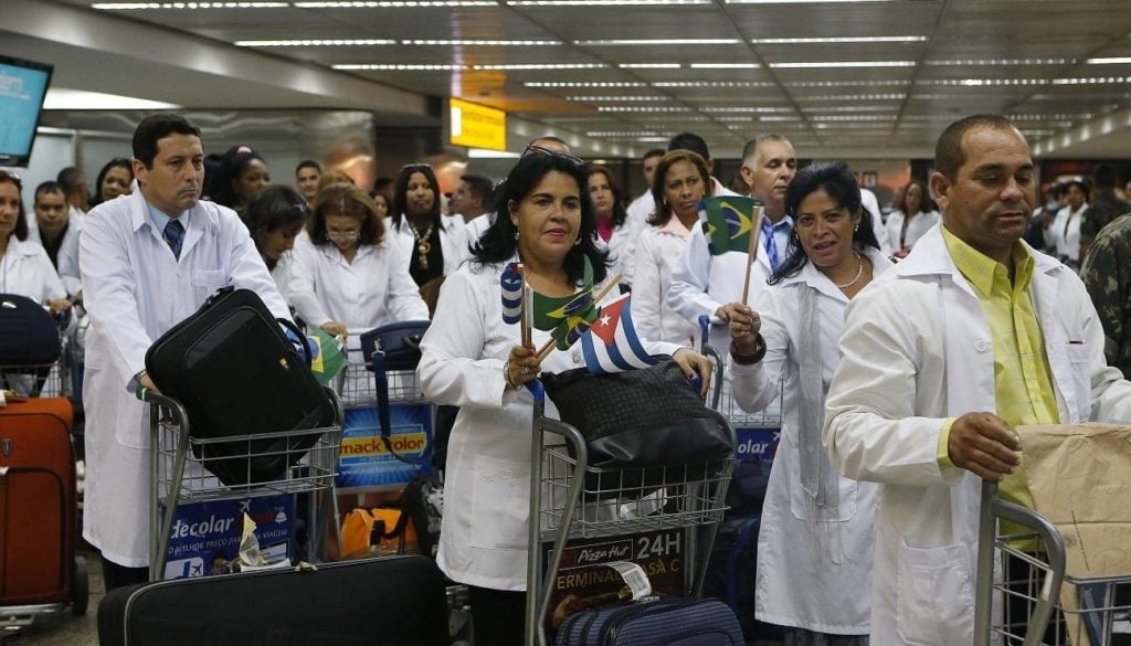 Más de 400 médicos cubanos embarcan en Brasilia rumbo a La Habana