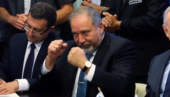 Un iracundo Ministro de Defensa israelí dimite en rechazo a la tregua con Gaza