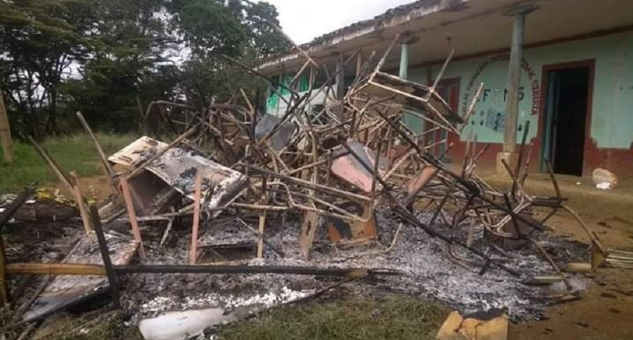 (Video) Encapuchados queman instalaciones de una escuela indígena en el Cauca