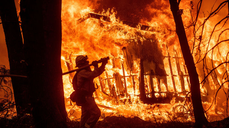 Asciende a 31 las víctimas del voraz incendio en California