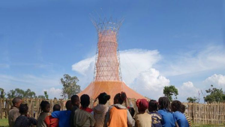 Torre de bambú y plástico biodegradable produce hasta 100 litros de agua al día