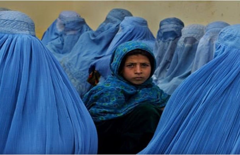 Talibanes azotan a 2 mujeres por mantener contacto telefónico con hombres