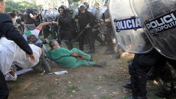 Asesinado militante social por brutal represión de la policía de Buenos Aires