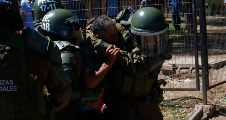 Tres detenidos deja protesta por Camilo Catrillanca en actividad de Piñera en Cerro Navia