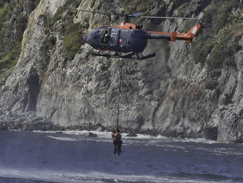 Tres turistas chinos tuvieron que ser rescatados desde los roqueríos de Laguna Verde en Valparaíso