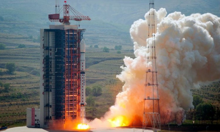 Rusia pone en órbita tres satélites militares
