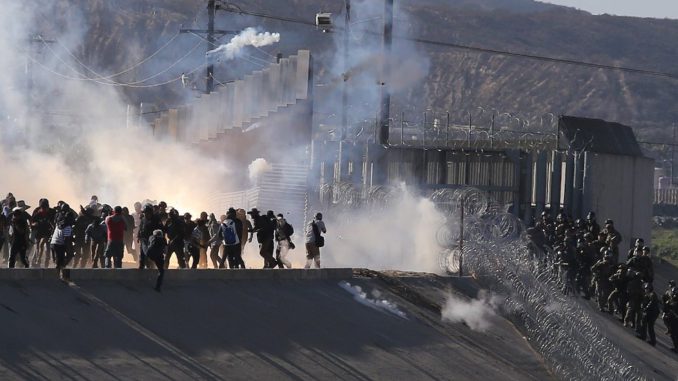 Policía de EE.UU. repelió a caravana de migrantes con gas lacrimógeno y balas de goma