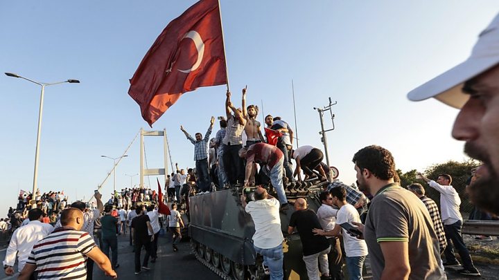 Cadena perpetua para 74 militares turcos que participaron en el golpe de Estado
