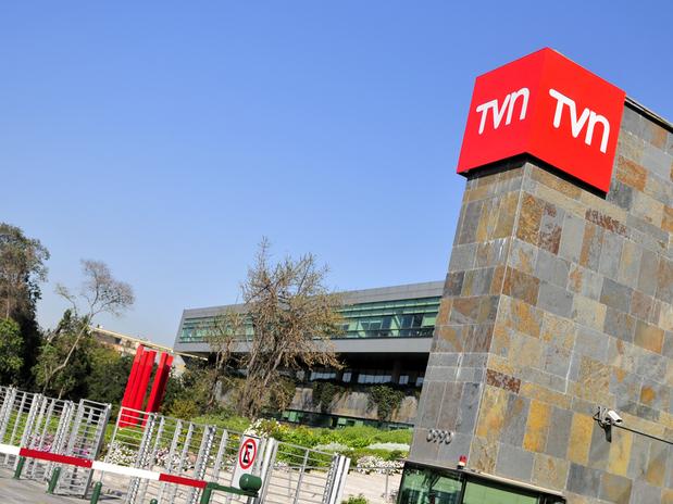 Colegio de Periodistas rechaza «injustos» despidos en TVN y MEGA