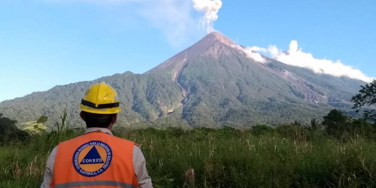 Autoridades en alerta: Hasta 15 explosiones por hora reporta volcán de Fuego en Guatemala