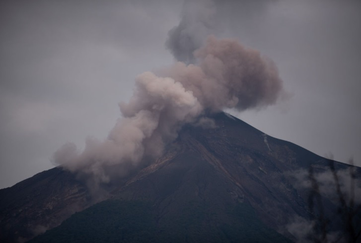 Guatemala en alerta por nuevas erupciones del Volcán de Fuego