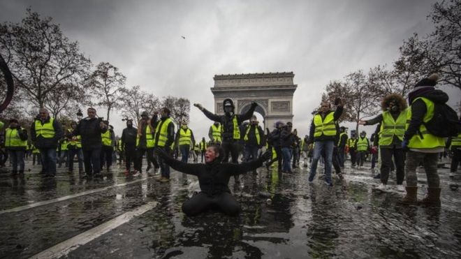 Macron cede ante las protestas por el precio de los combustibles