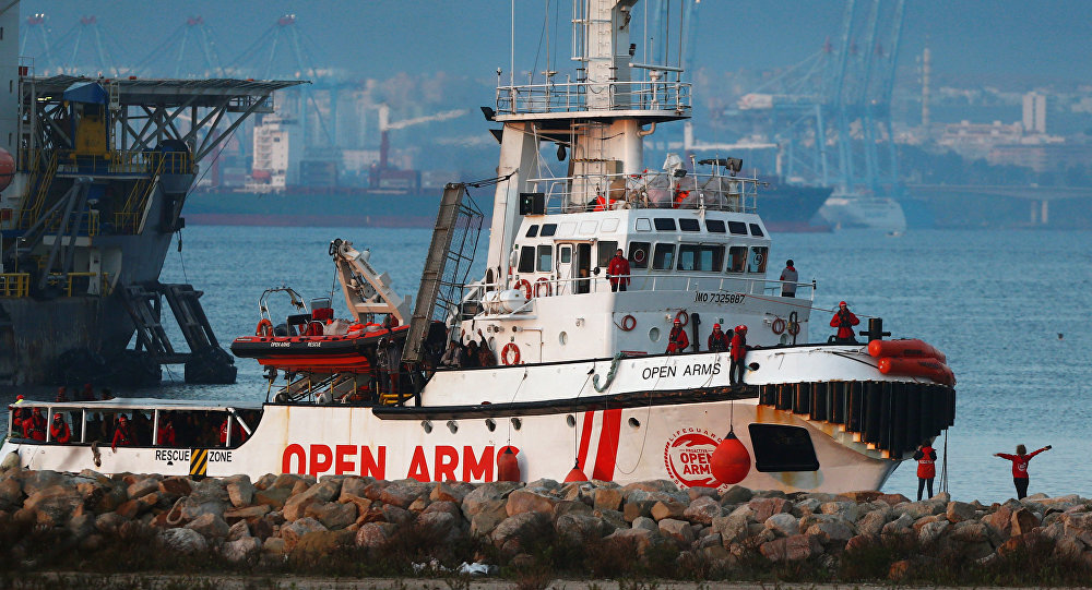 El buque Open Arms atraca en España con 300 migrantes a bordo
