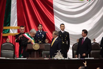 Andrés Obrador asume la presidencia de México ante el Congreso