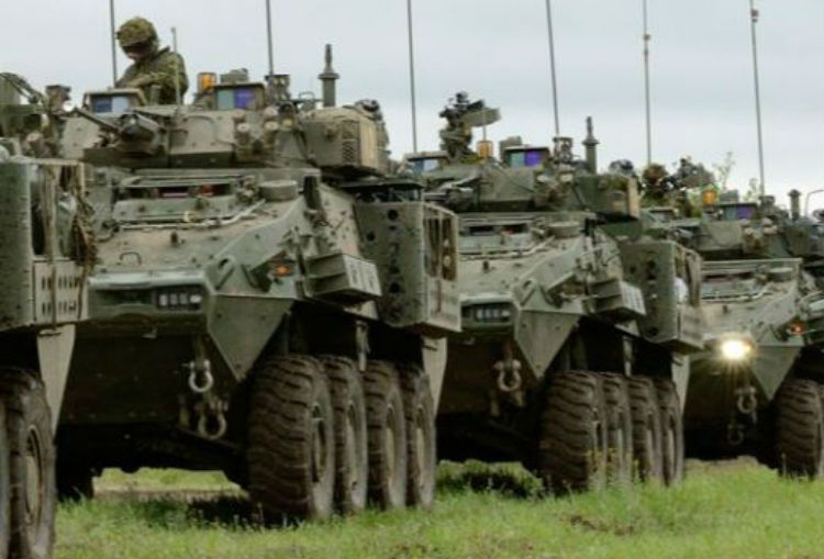 Canadá evalúa suspender la venta de vehículos militares a Arabia Saudita