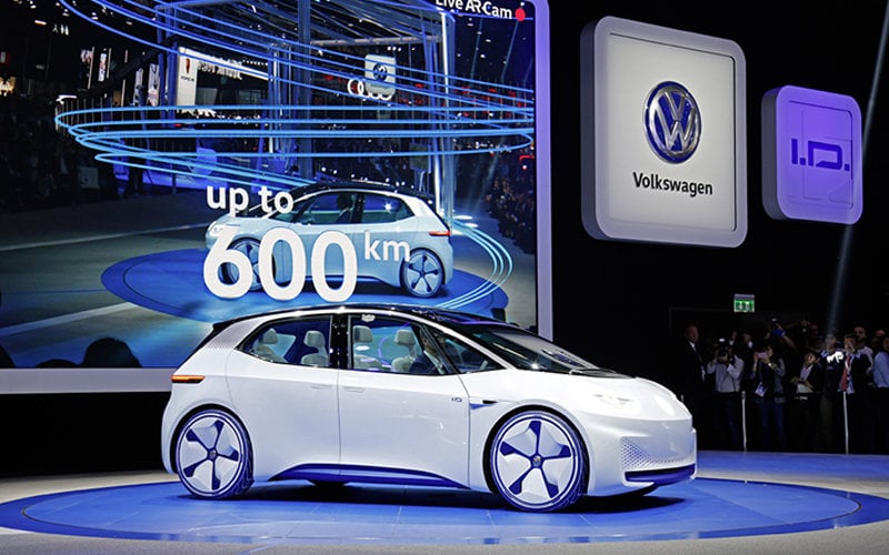 Volkswagen dejará de fabricar vehículos que usen combustibles fósiles
