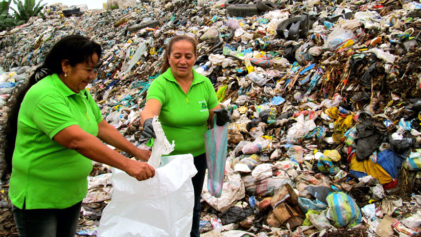 (Video) Mujeres víctimas de violencia de género convierten la basura en arte