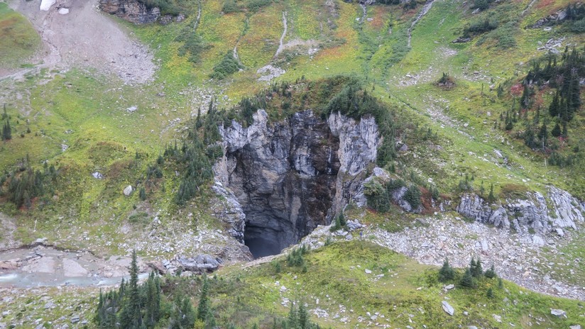 (Video) Hallan descomunal cueva en un parque natural de Canadá