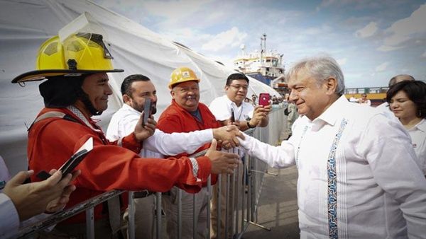 AMLO anuncia plan para relanzar producción petrolera en México