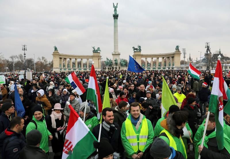 Miles de húngaros protestan en las calles por cuarto día consecutivo contra polémica ley laboral