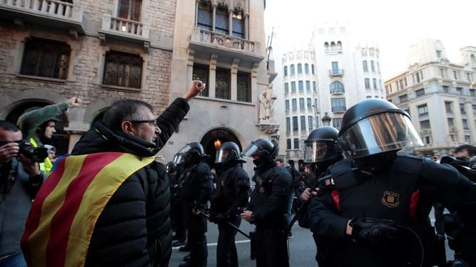 Independentistas rechazan Consejo de Ministros español en la capital catalana