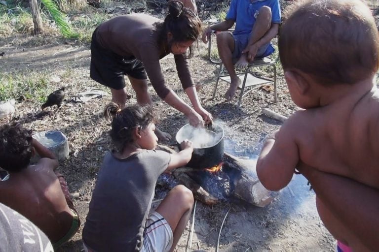 Tribu colombiana vive en la miseria aunque cuenta con 700 mil dólares