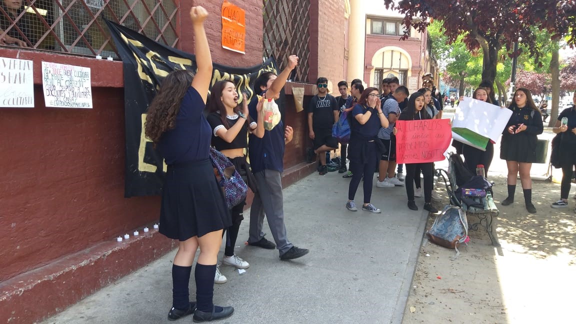 Estudiantes acusan negativa de colegio a colocar placa conmemorativa de víctima de la dictadura