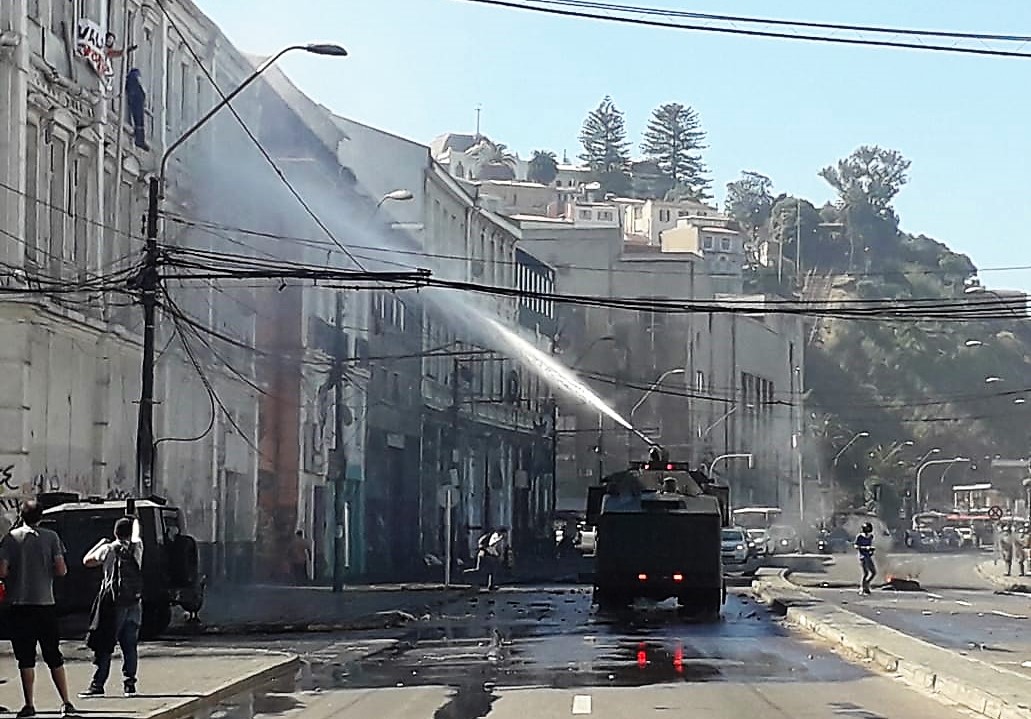 «Si hay un muerto va a ser responsabilidad de Piñera»: Acusan violento actuar de Carabineros contra portuarios en Valparaíso