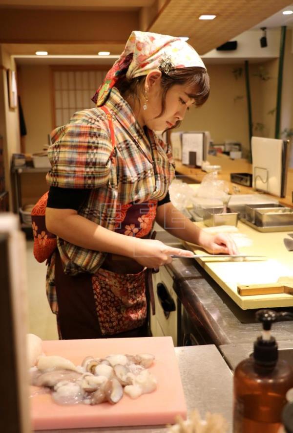 Rompiendo estereotipos: japonesas luchan para que les permitan preparar sushi