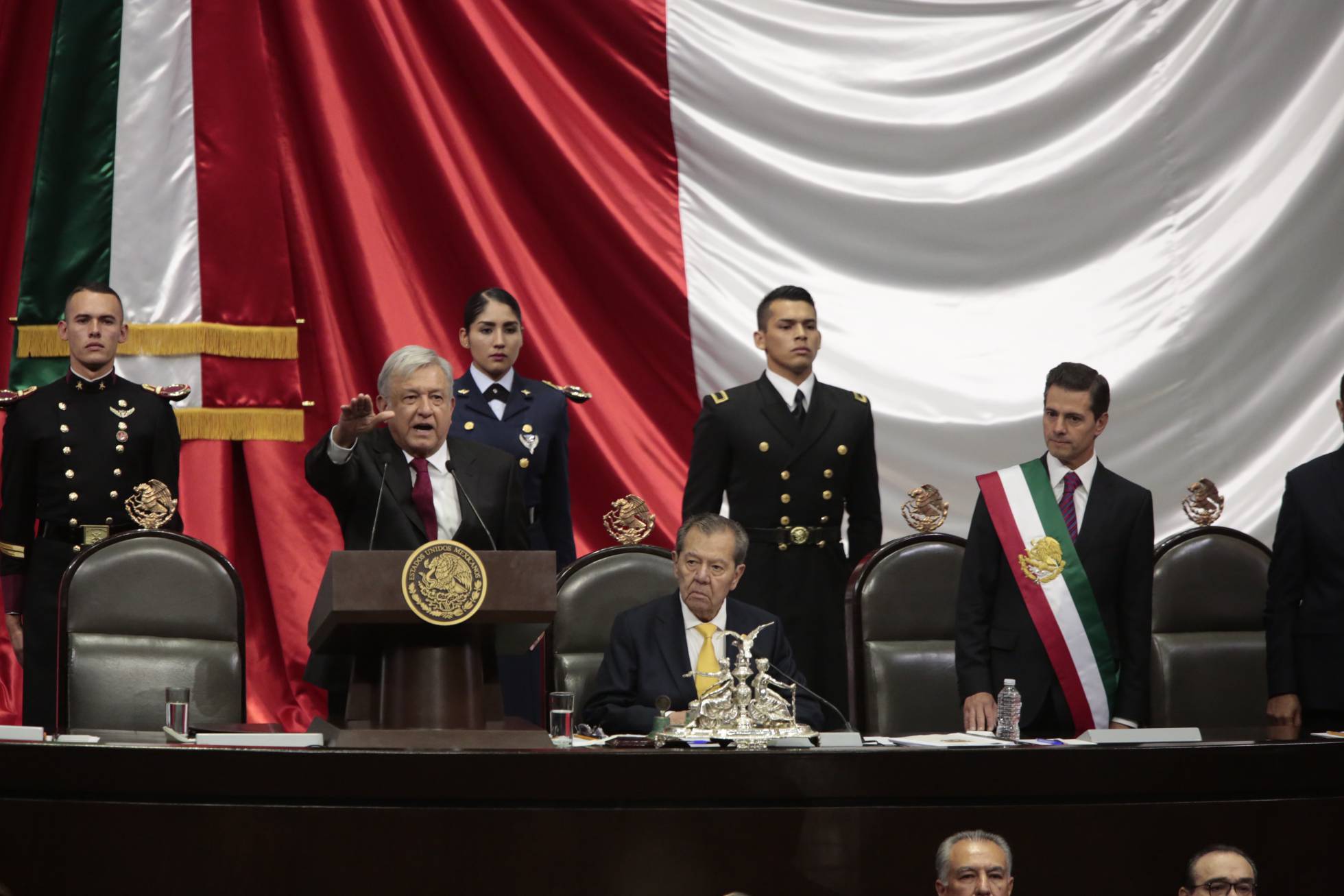 Presidente López Obrador recibe bastón de mando de pueblos indígenas de México-