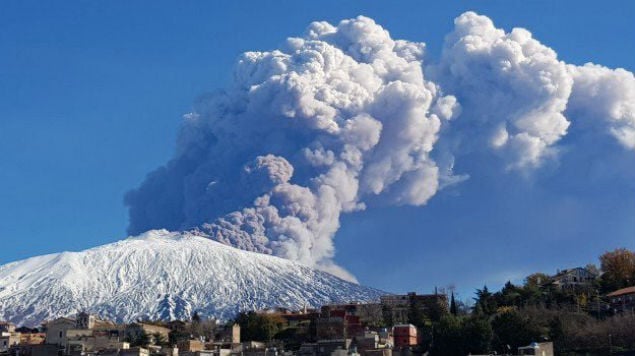 (Video) Volcán Etna entra en erupción y provoca terremoto de 4,8 en Catania