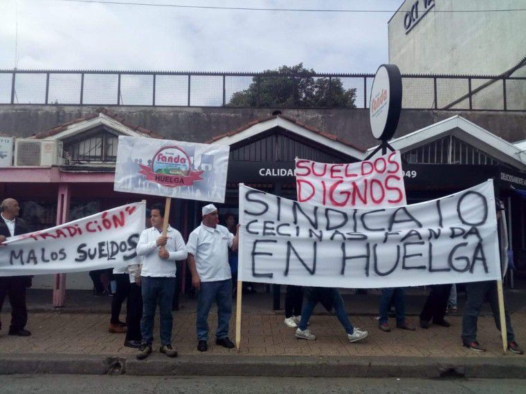 Los Ángeles: Trabajadores en huelga de cecinas Fanda acusan de intransigencia a la empresa