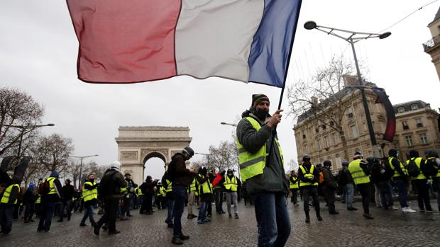 Crisis en Francia se agrava y Macrón convoca a cumbre social y política