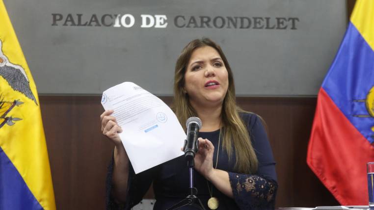 Presidente de Ecuador separa de su gobierno a vicepresidenta tras escándalo de corrupción