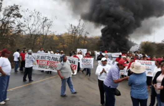 Indígenas y campesinos ecuatorianos protestan contra el retiro de concesiones de tierras