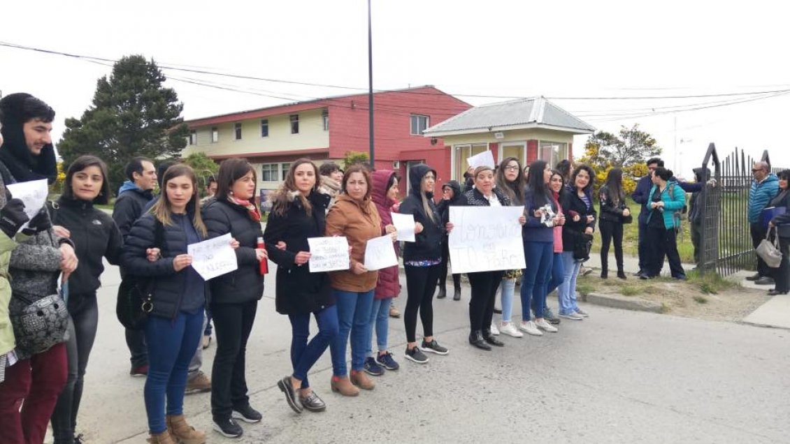 Trabajadores de la Universidad de Magallanes inician movilización por sueldos impagos
