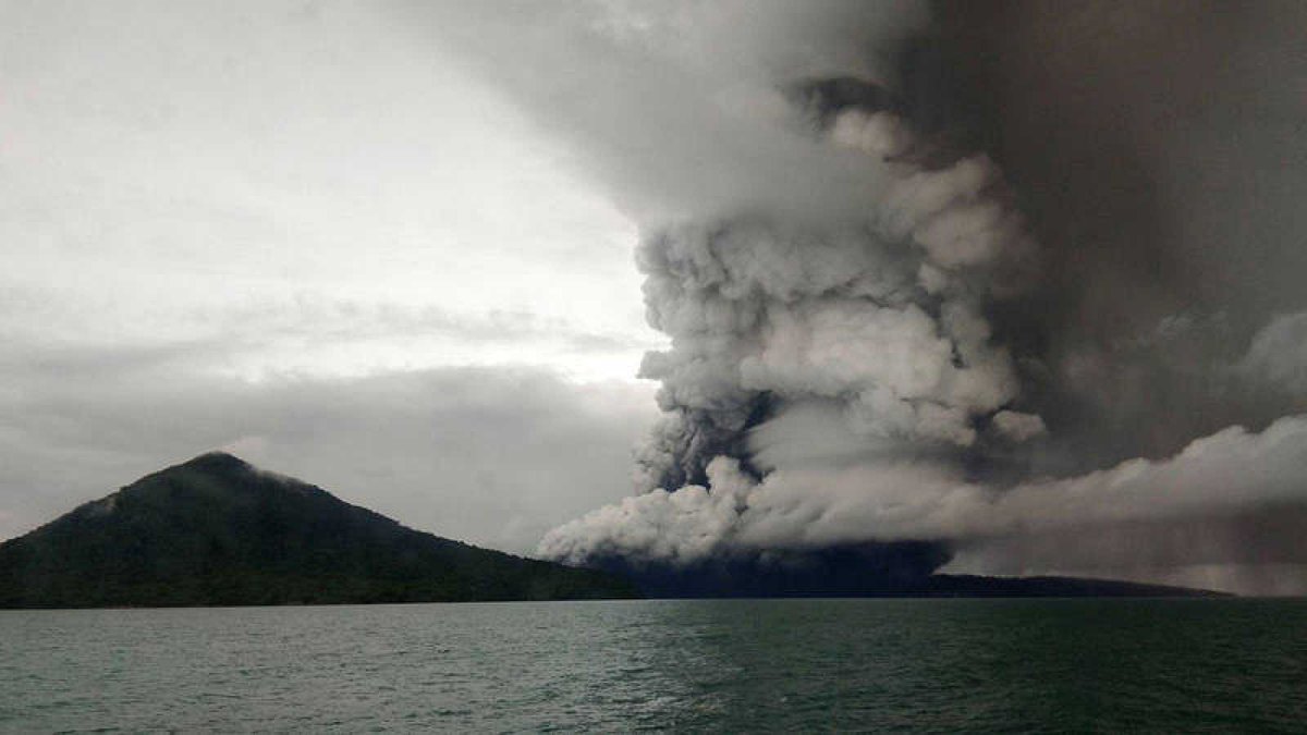 Indonesia emite nueva alerta por el volcán Anak Krakatau que provocó un tsunami