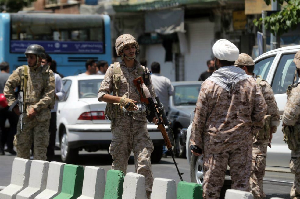 Ataque terrorista en Irán deja al menos tres muertos