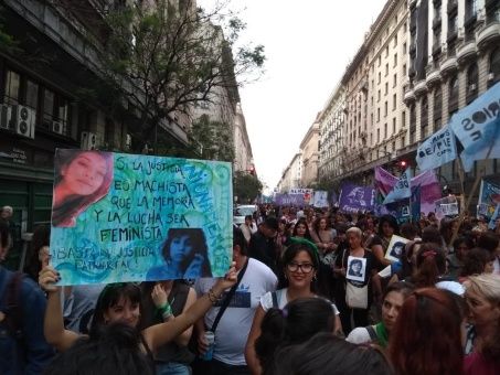 Mujeres argentinas protestan contra el fallo en un caso de feminicidio