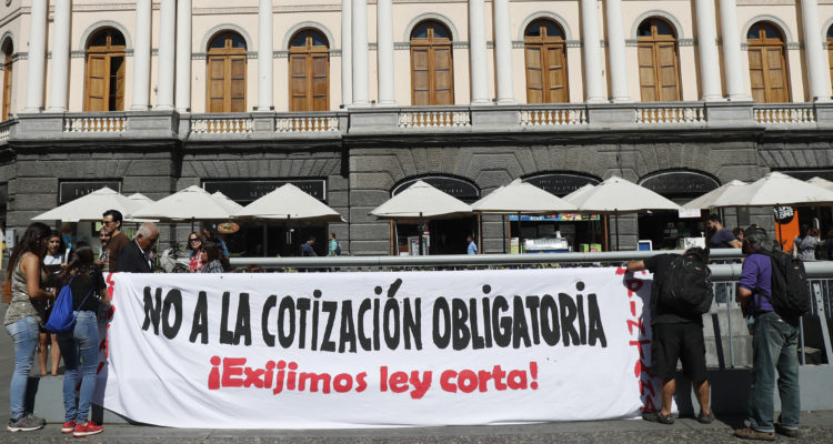 Trabajadores a honorarios del Estado piden al Gobierno frenar proyecto de cotización obligatoria