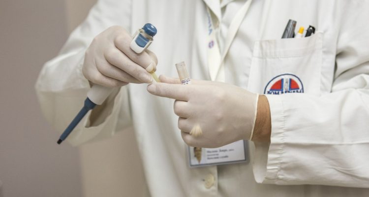 Minsal: Déficit de oncólogos en el sistema público alcanza el 65 por ciento