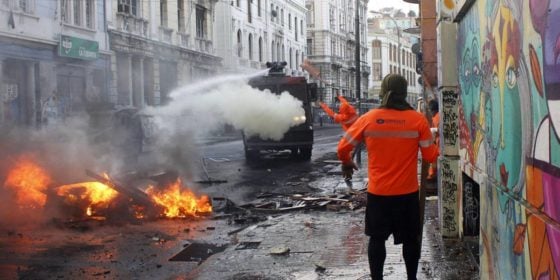 INDH manifiesta preocupación por excesivo uso de gases lacrimógenos por paro de trabajadores portuarios