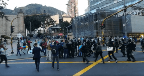 (Videos) Policía colombiana reprime vilmente las manifestaciones estudiantiles