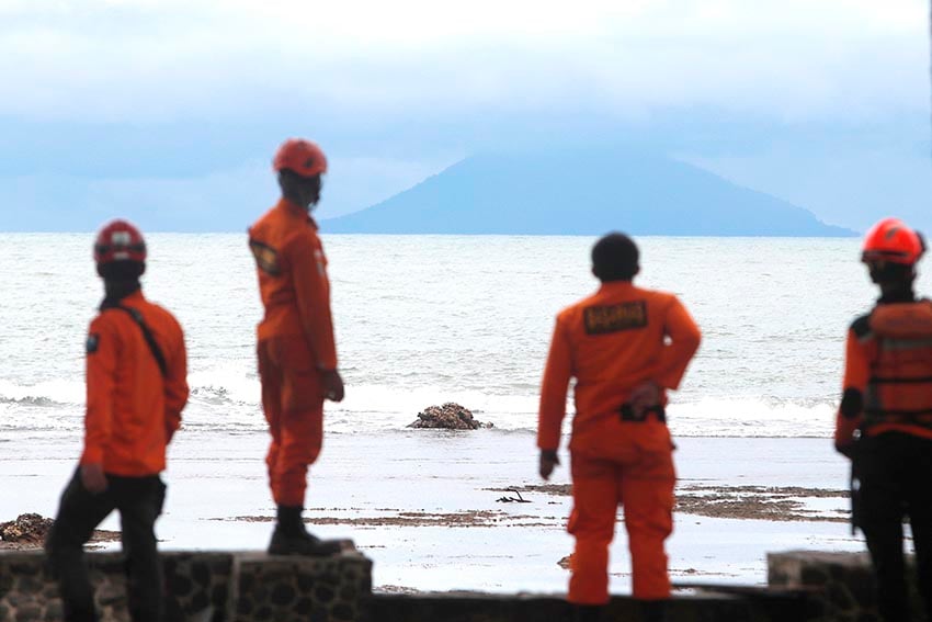 Se dificultan las labores de rescate de las víctimas del tsunami en Indonesia