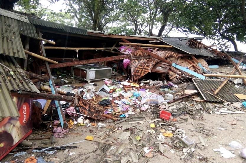 Ascienden a 373 la víctimas mortales por el tsunami en Indonesia