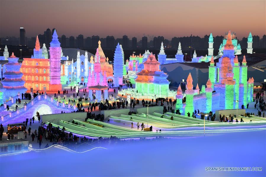 Miles de turistas visitan el mágico Festival de Hielo y Nieve en China