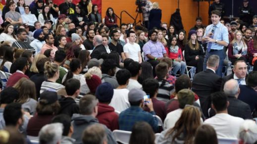 Indígenas interpelan al Primer Ministro de Canada en una asamblea pública