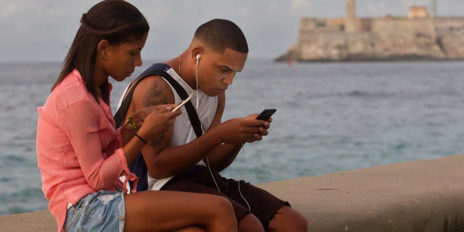 Millón y medio de cubanos están conectados a la red 3G