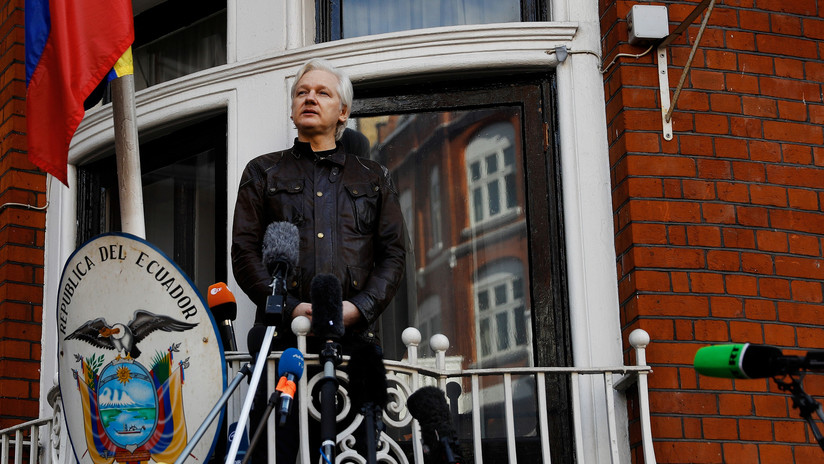 Ecuador le «recomienda» a Assange que salga de la Embajada y se entregue