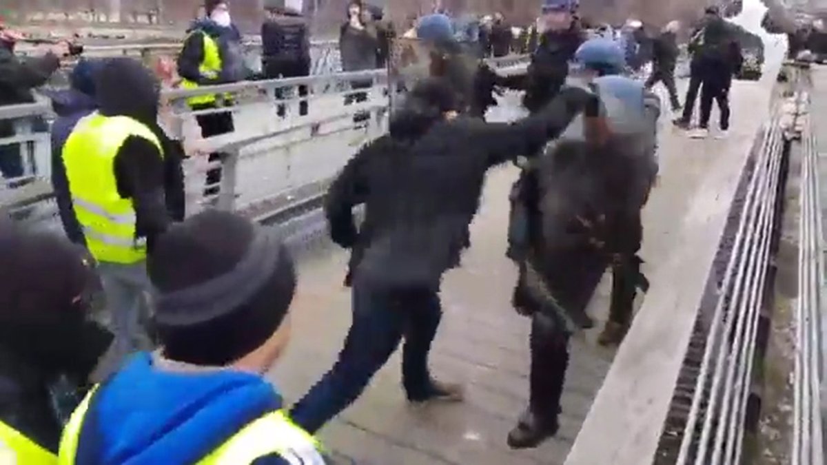 (Video) Campeón de boxeo francés defiende a golpes movilización de los Chalecos Amarillos